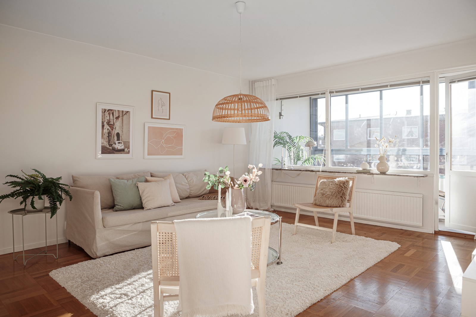 Bostaden är ljus, välplanerad och trivsam