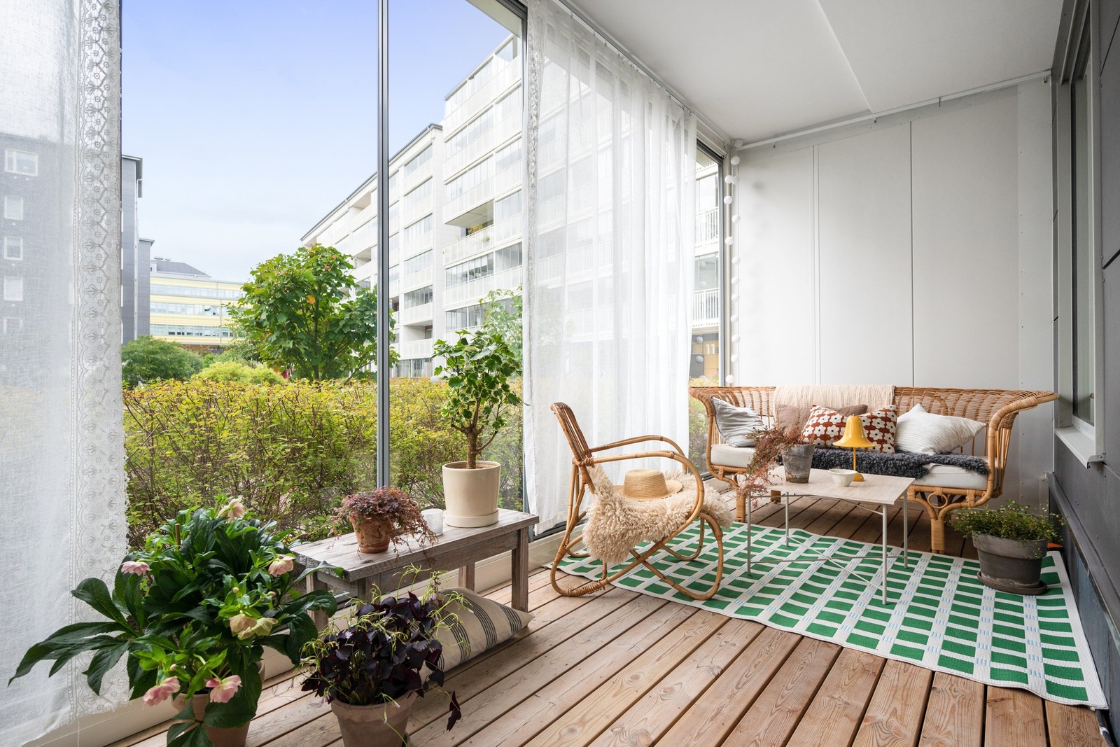 En stor uteplats i ett privat läge