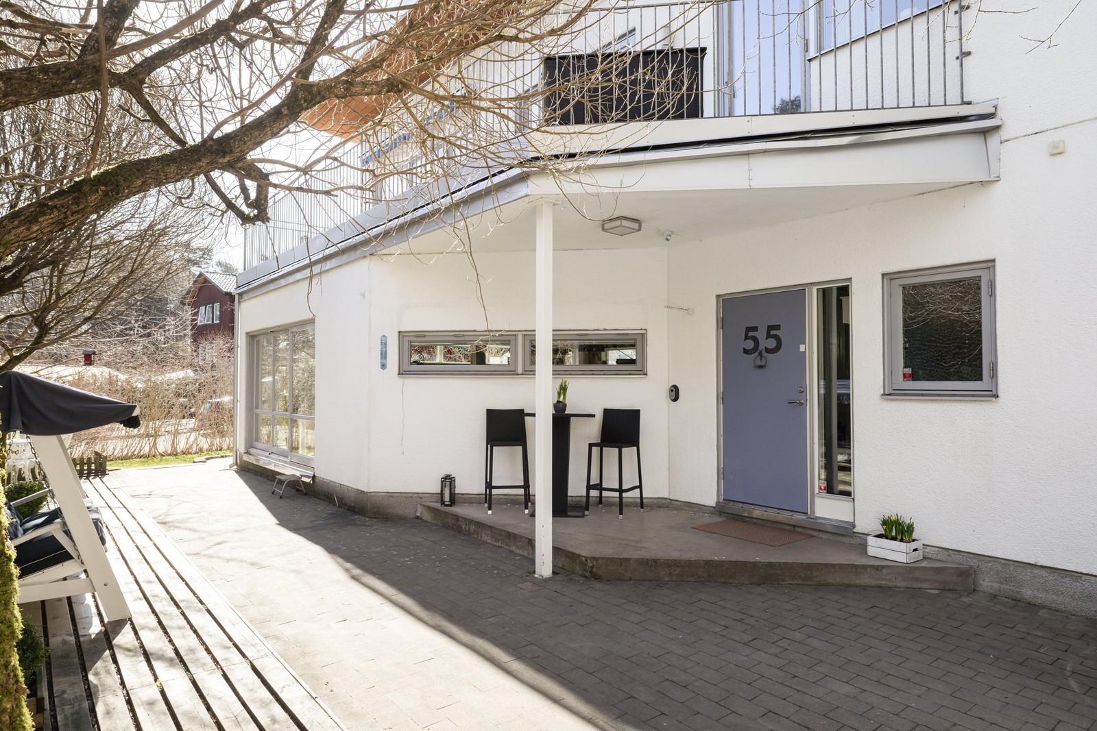 Skyddad entré under taket.