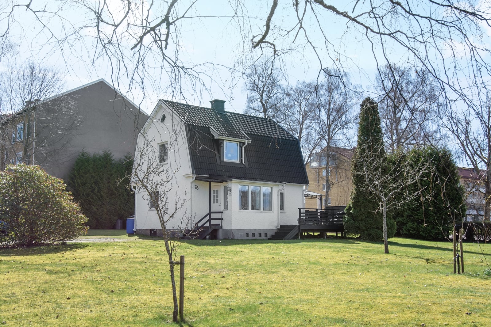 Fint solläge med stora fina gräsytor