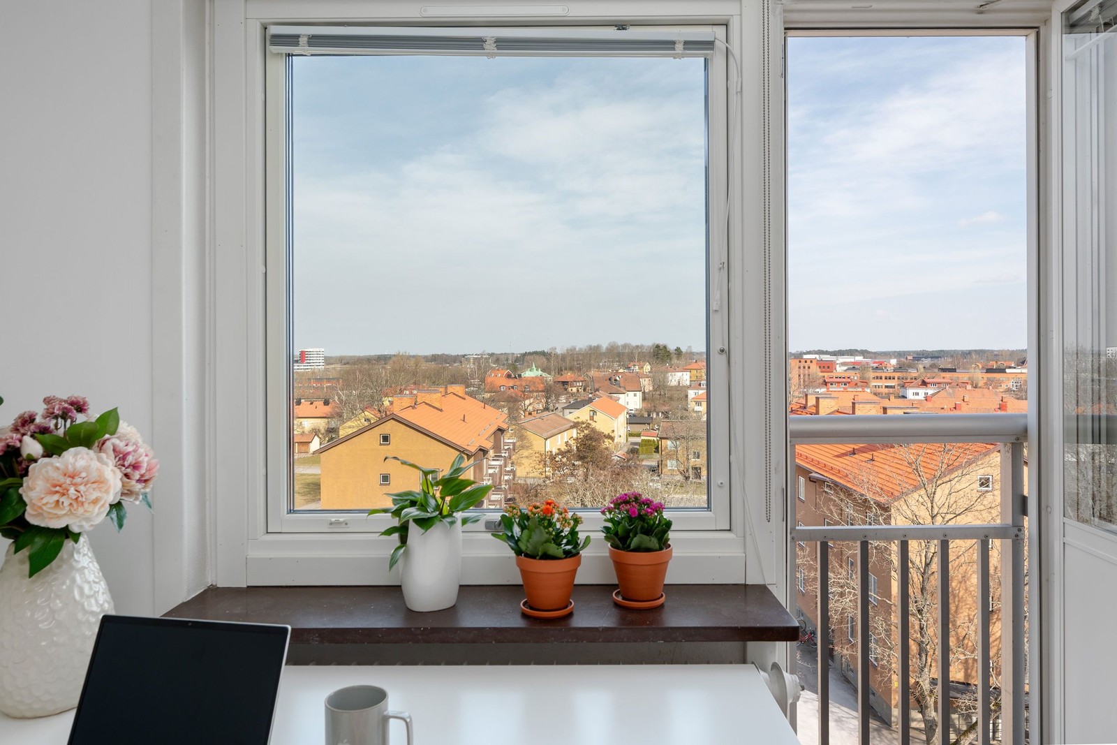 Magisk vy att äta både måltider till som att plugga