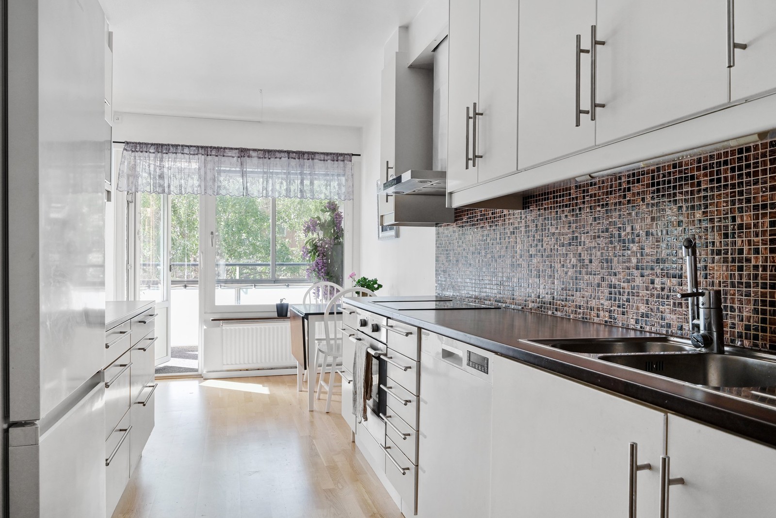 Kök med utgång till balkong