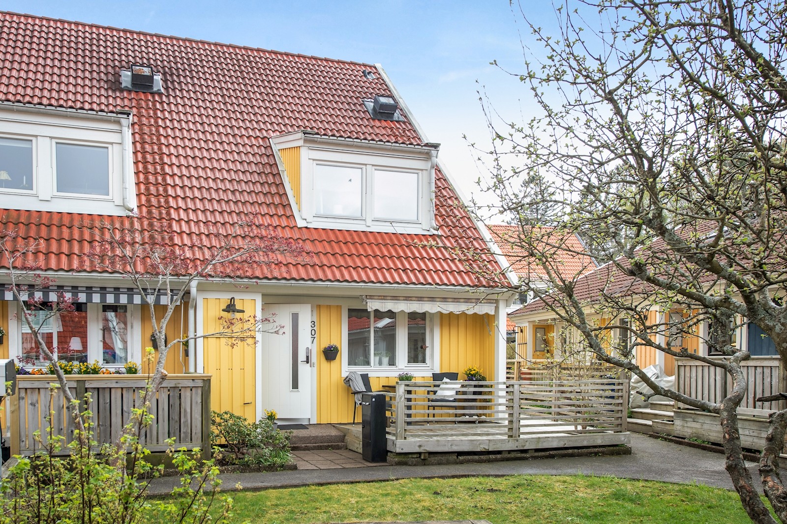 Välkommen till ett modernt och trivsamt gavelradhus i populära Sisjön.