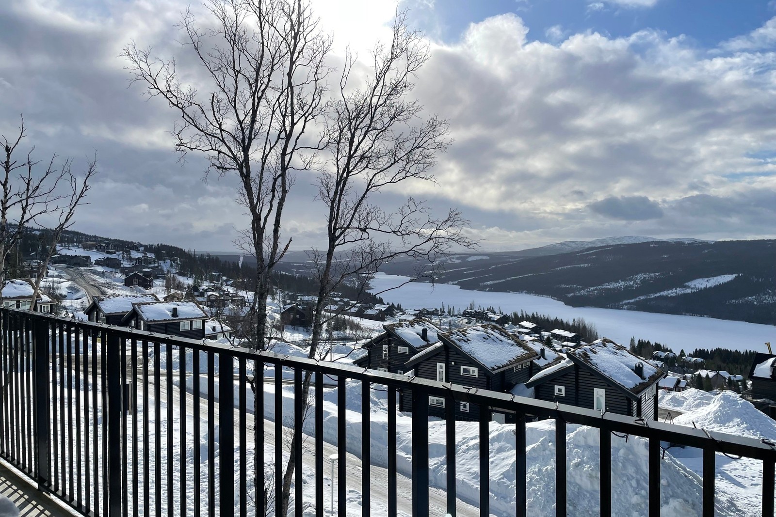 Högt och fritt läge över Sadeln och dalgången