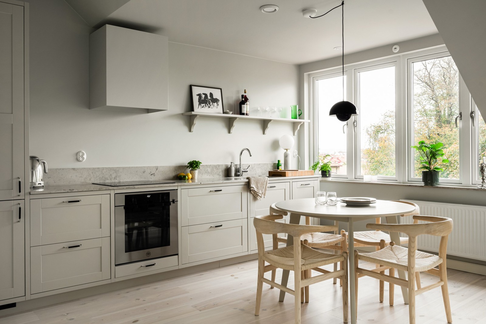 Öppen och ljus yta tack vare stora fönsterpartier