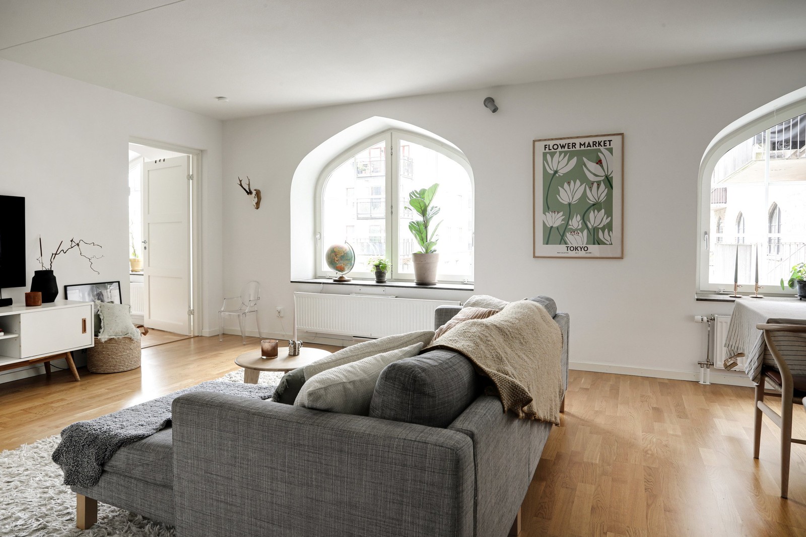 Den moderna bostaden möter den gamla stilen med valvfönster i alla rum