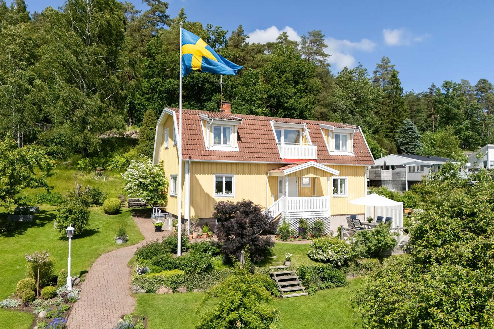 Charmigt 1930-talshus i gott skick med underbart vacker trädgård på ca 1500 kvm