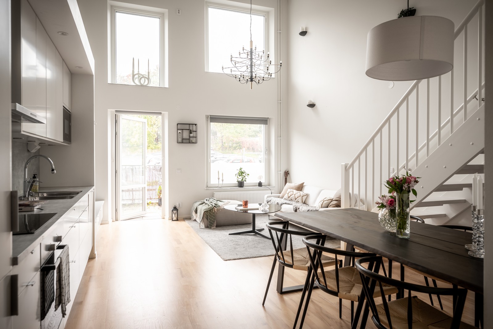 Välkomna till en trea i etage med slående takhöjd