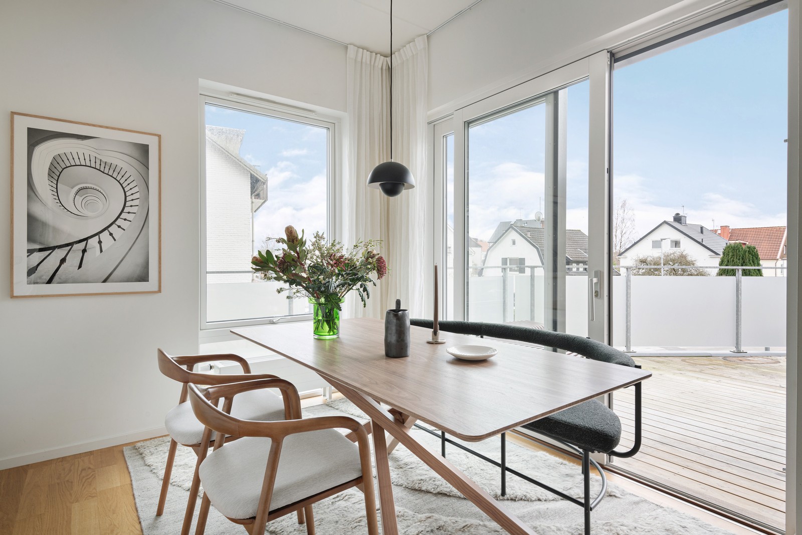 Köket ger utrymme till ett matrumsbord för fyra till sex sittande gäster