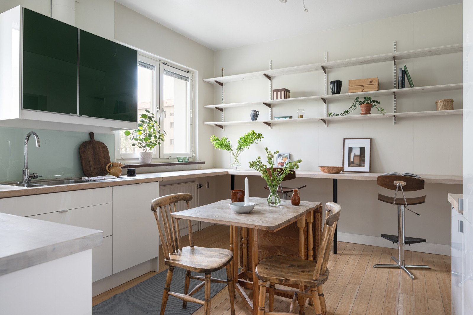 Köket har gott om arbetsyta och bra med förvaring