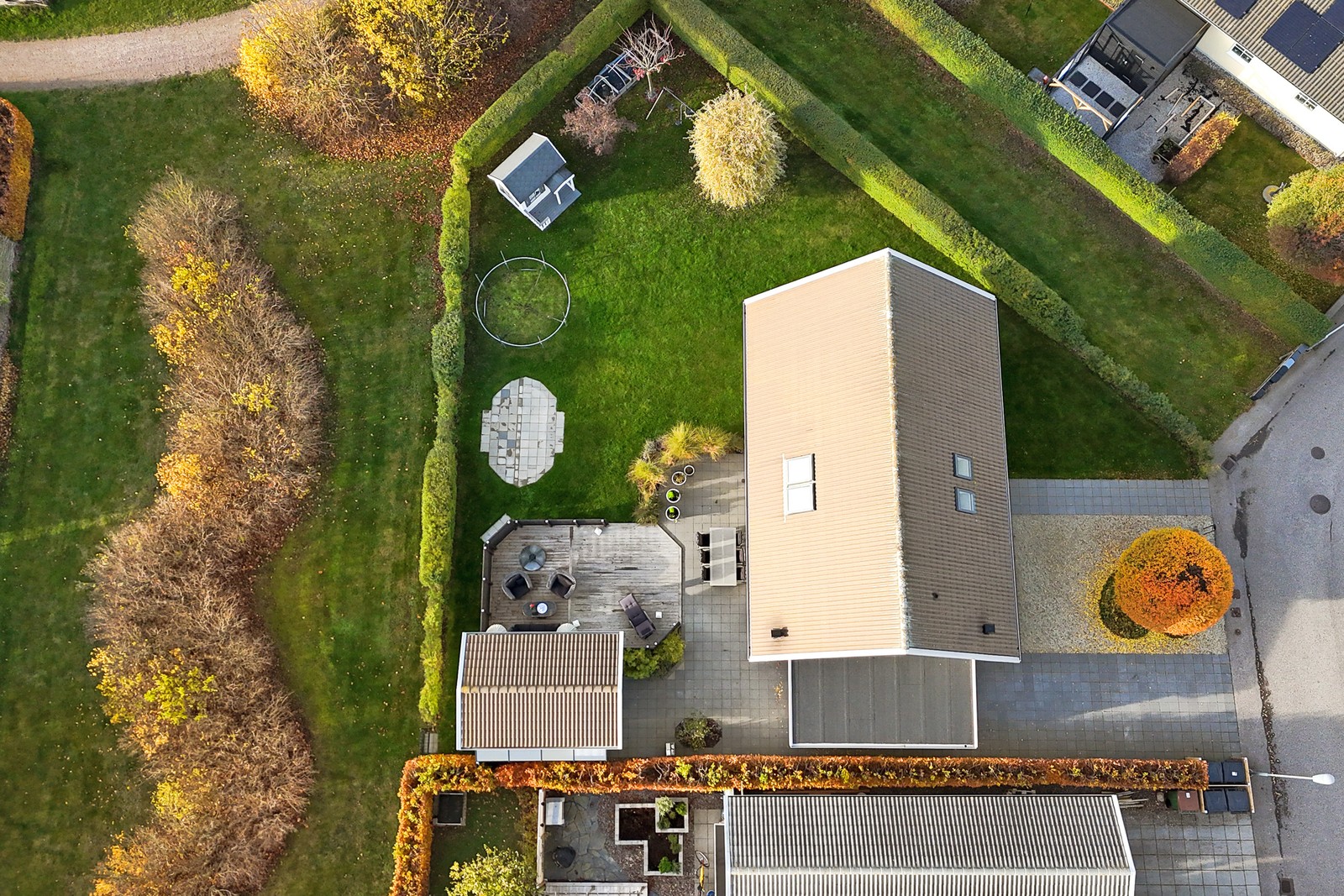 Vacker familjevilla med väldisponerade kvadratmeter och stora sällskapsytor samt fyra sovrum.