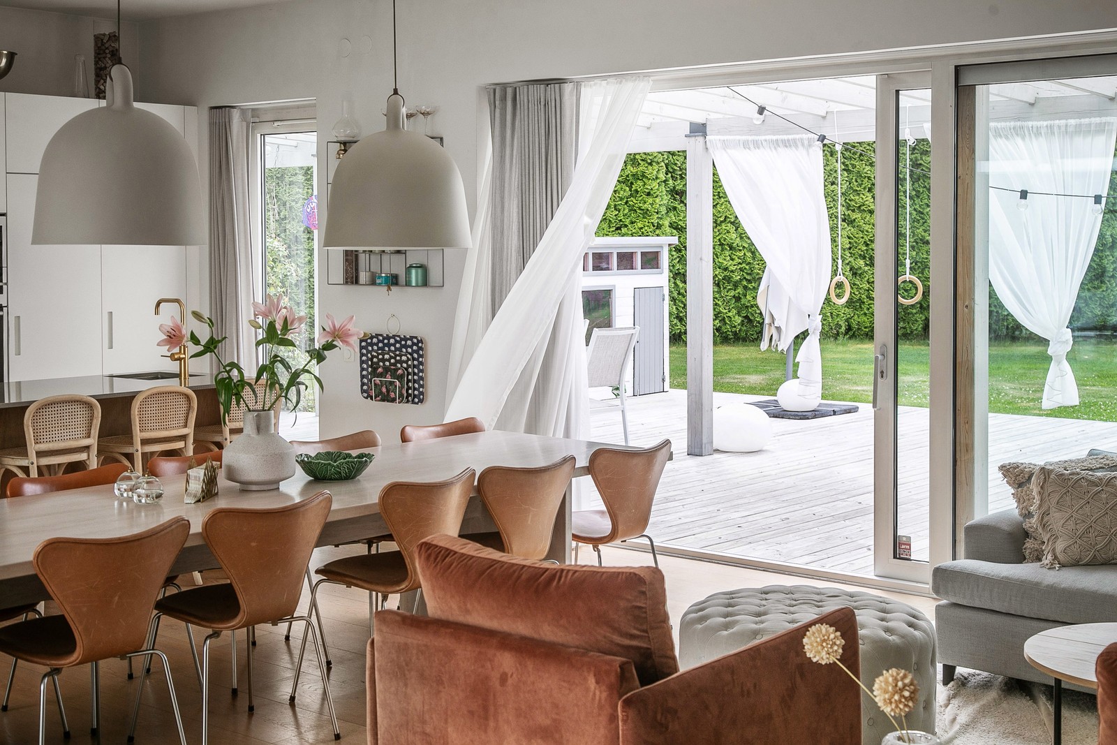 Stora skjutdörrar till uteplatsen och trädgården