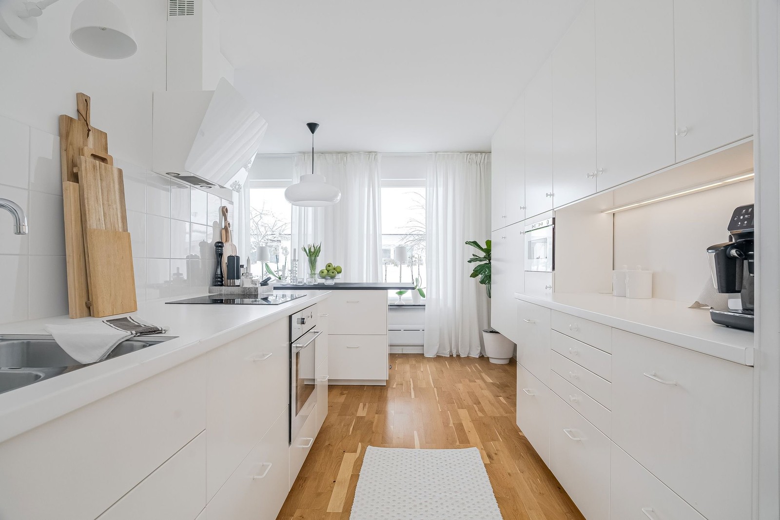 Rymligt kök med gott om skåp och förvaring