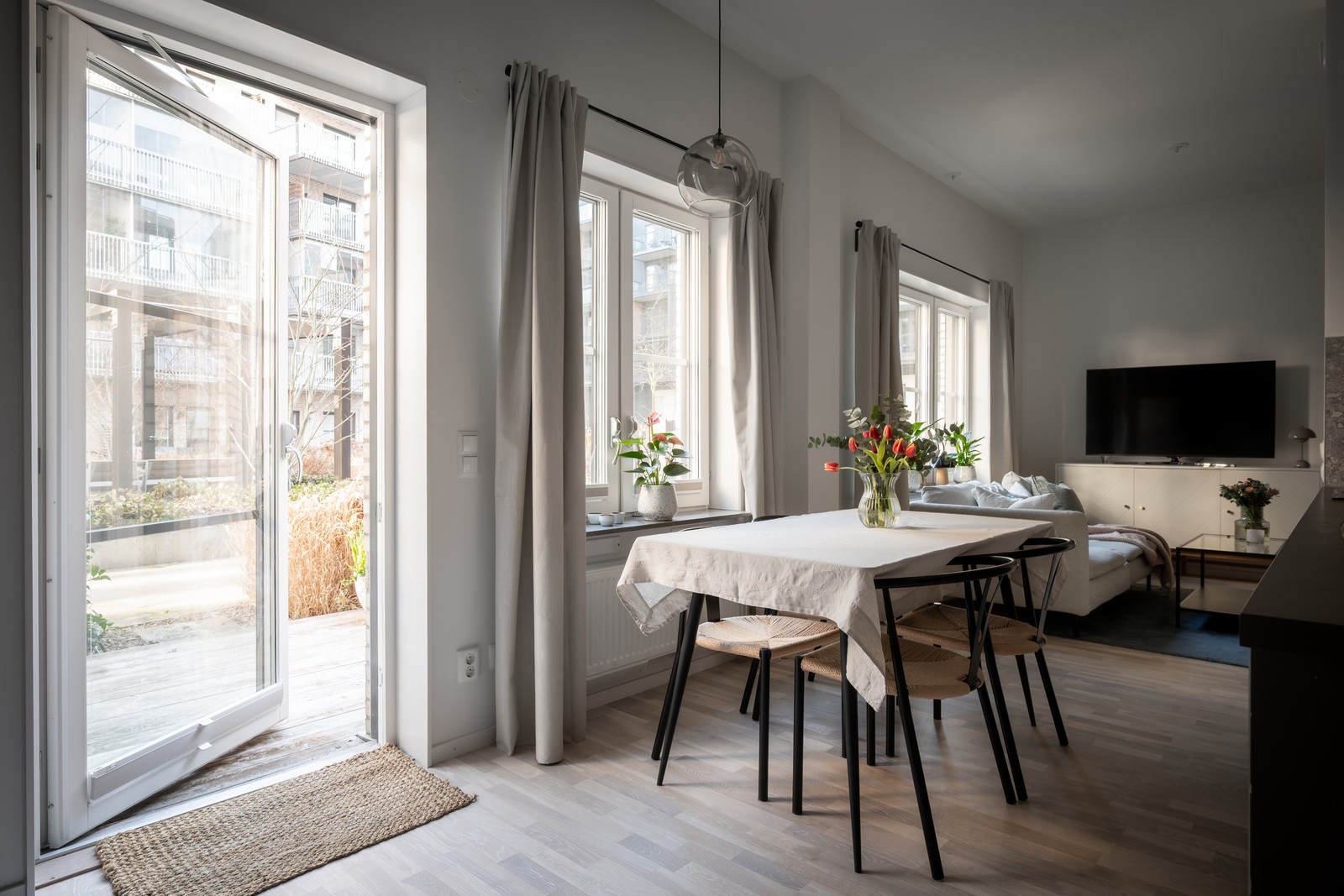 Välkommen till en stilfull cityetta med uteplats!