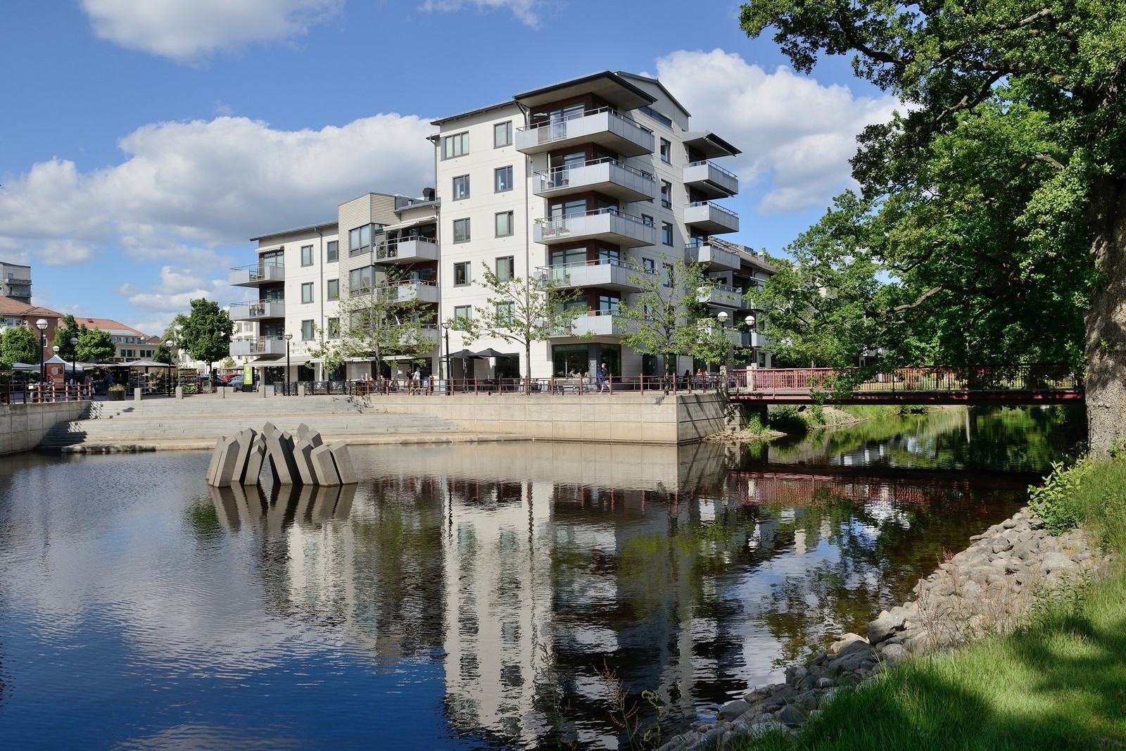 Välkommen till Mölnlycke centrum där ån är i blickfånget