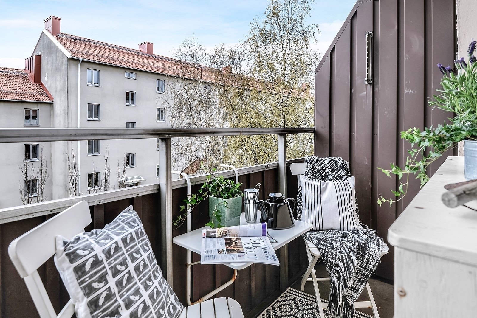 Ett högt och fritt läge och sol från tidig eftermiddag till kväll