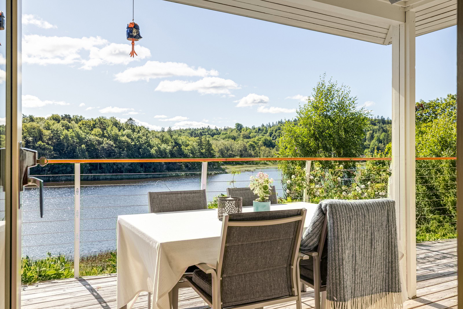 Välkommen till Vällsjövägen 19 med detta underbara läge!