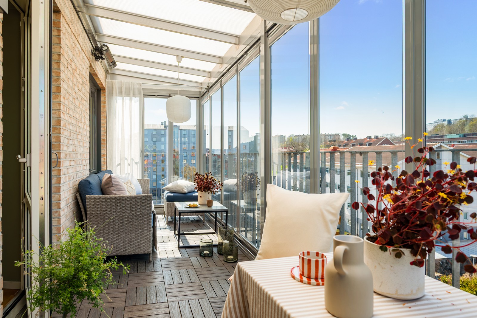 Varmt välkomna till denna ljusa trea med gedigen inglasad balkong!