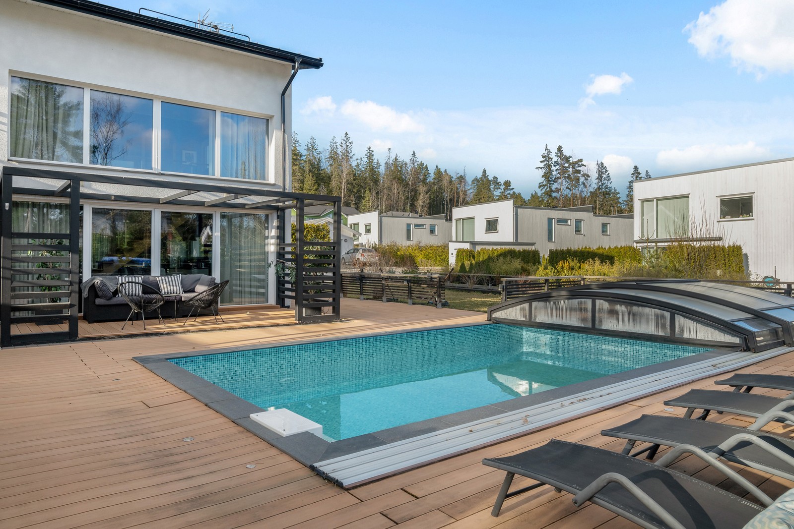 Fasad framsida, pergola och pool