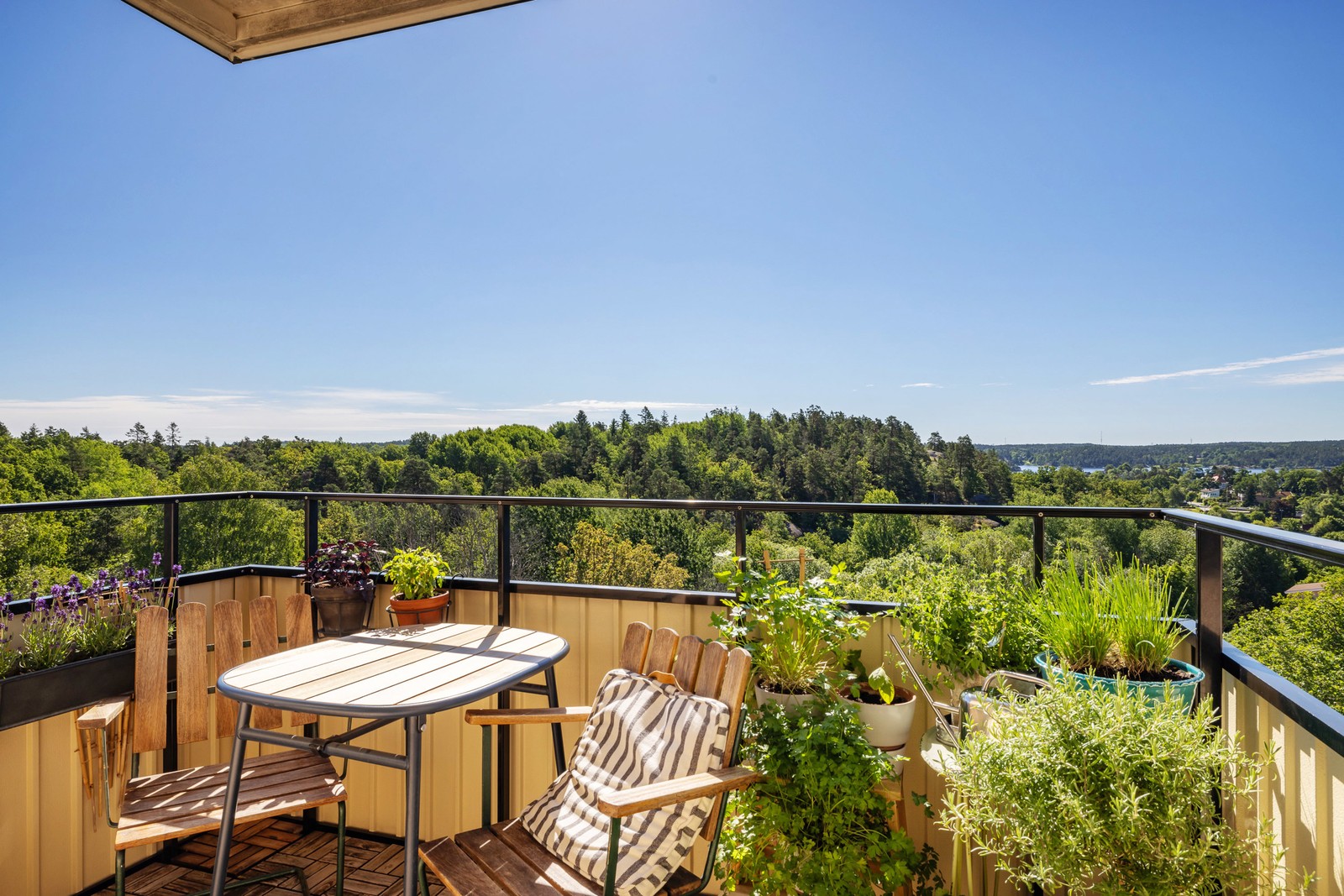 Högst upp i huset med balkong i soligt läge