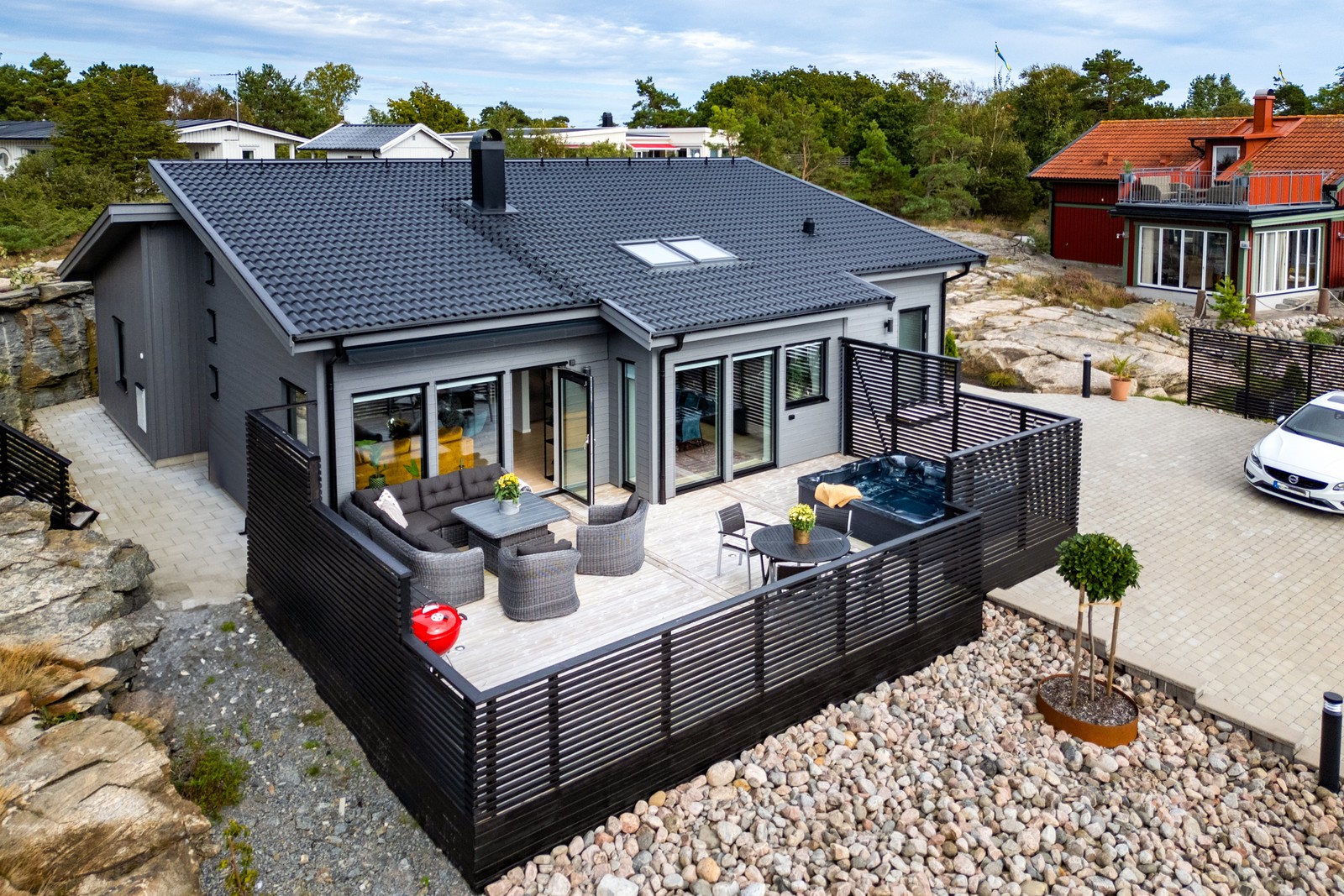 Villa med dubbelgarage på högt och fritt läge