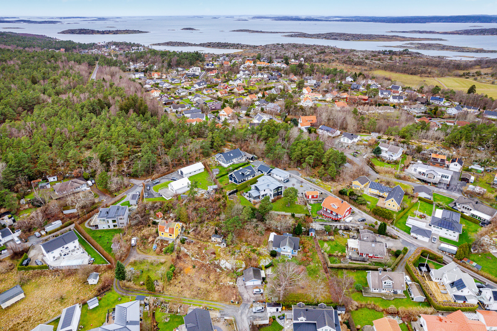 Lilleby är ett havsnära område. Fastigheten i förhållande till havet.