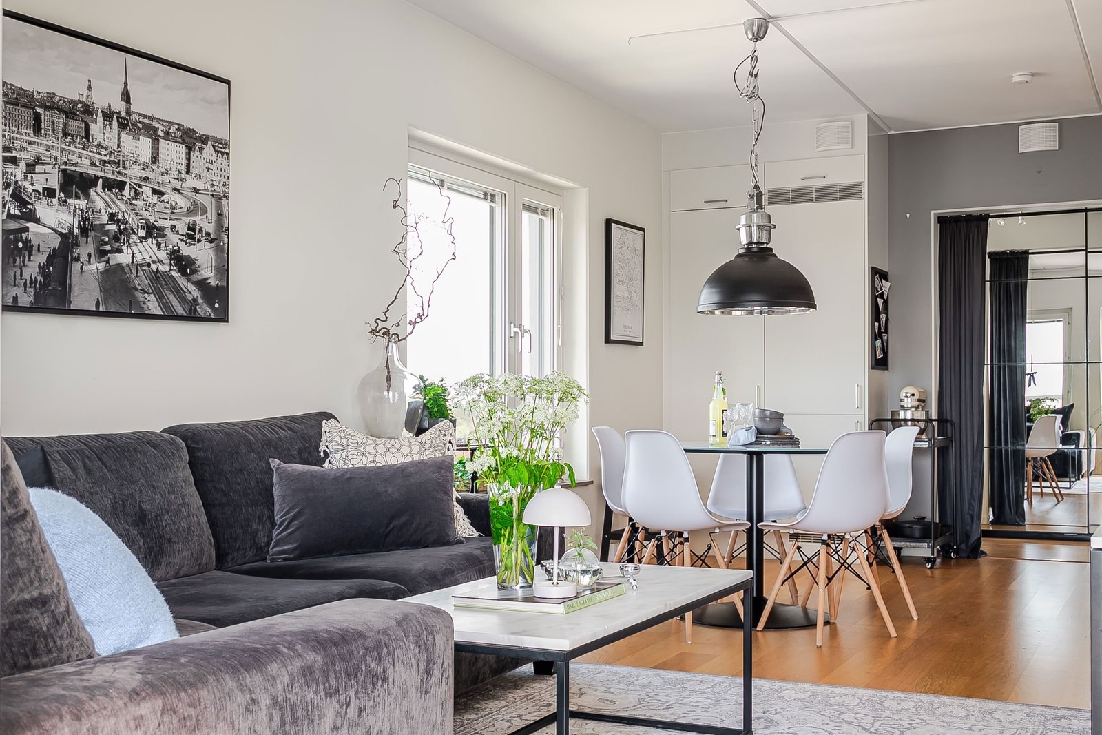 Från vardagsrum mot matplats