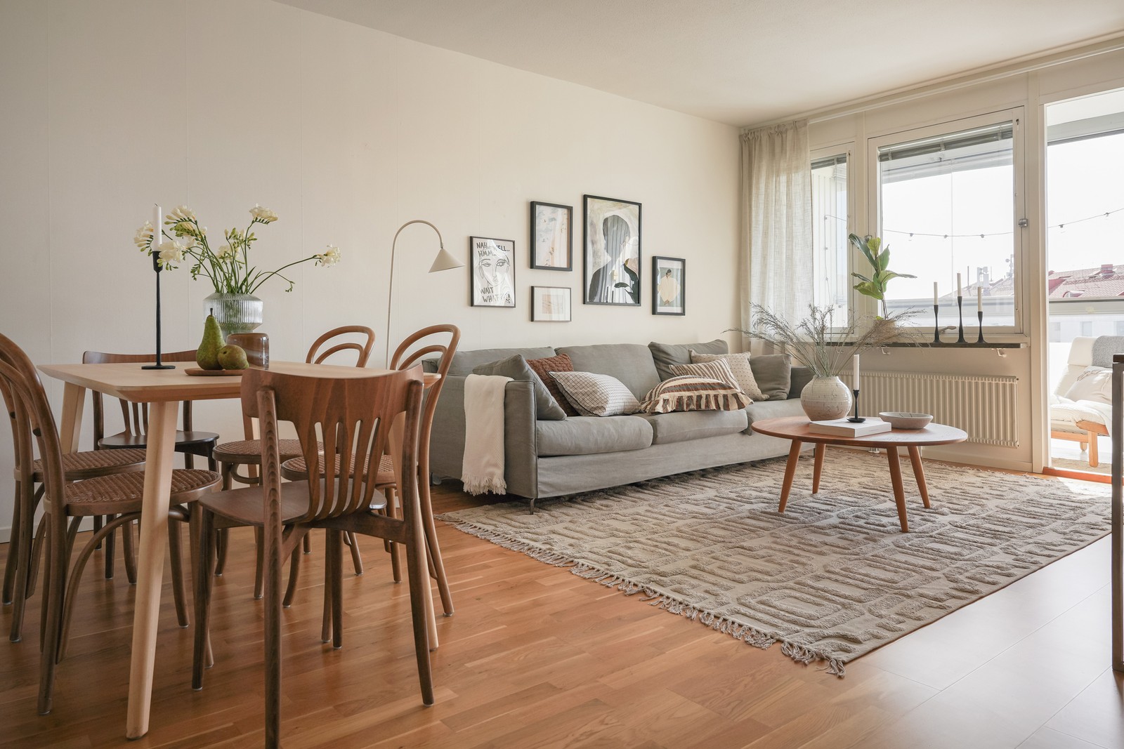 Högst upp i huset med solig balkong och utsikt