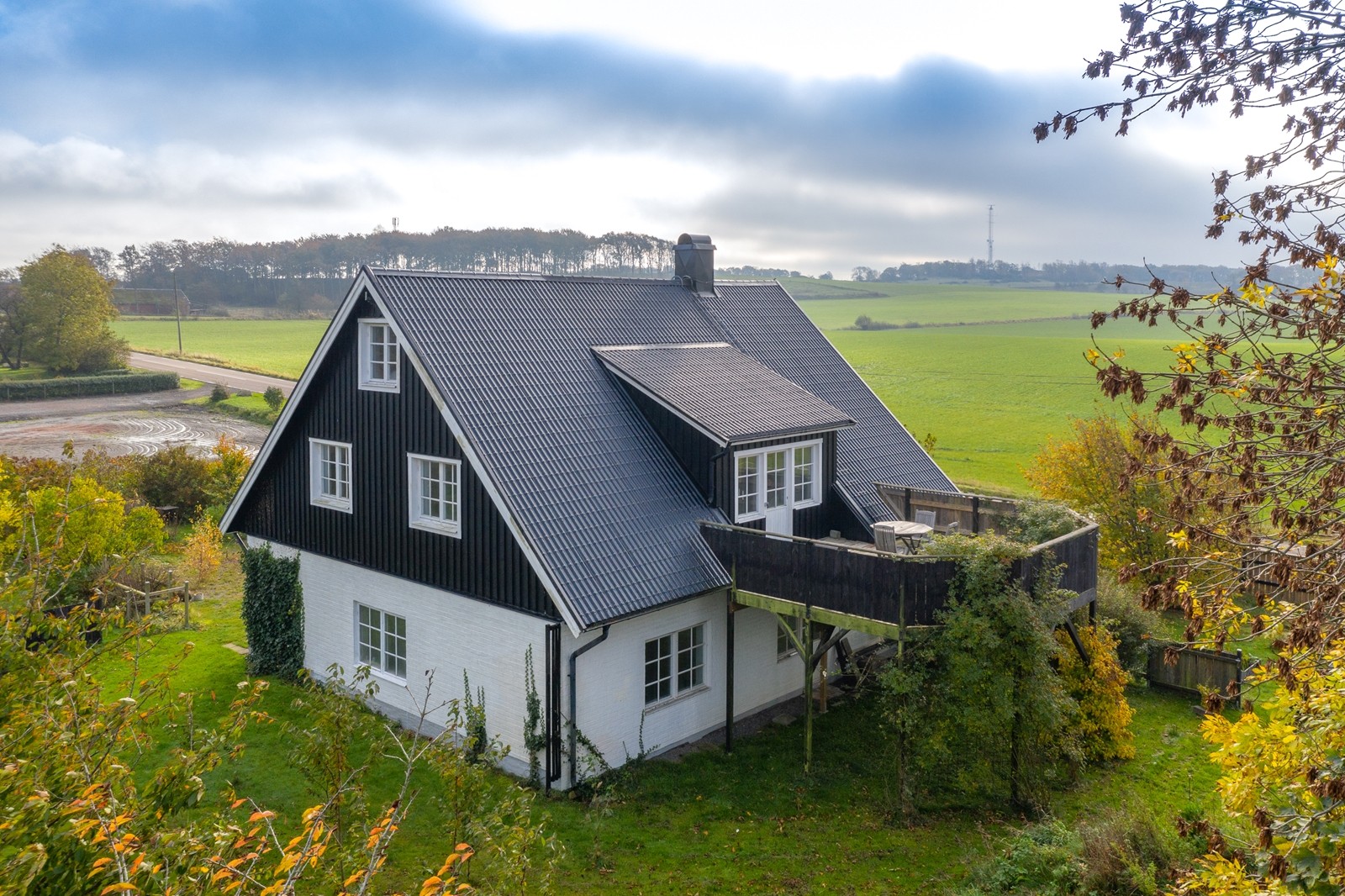Välkomna till den här charmiga fastigheten med milsvid utsikt!