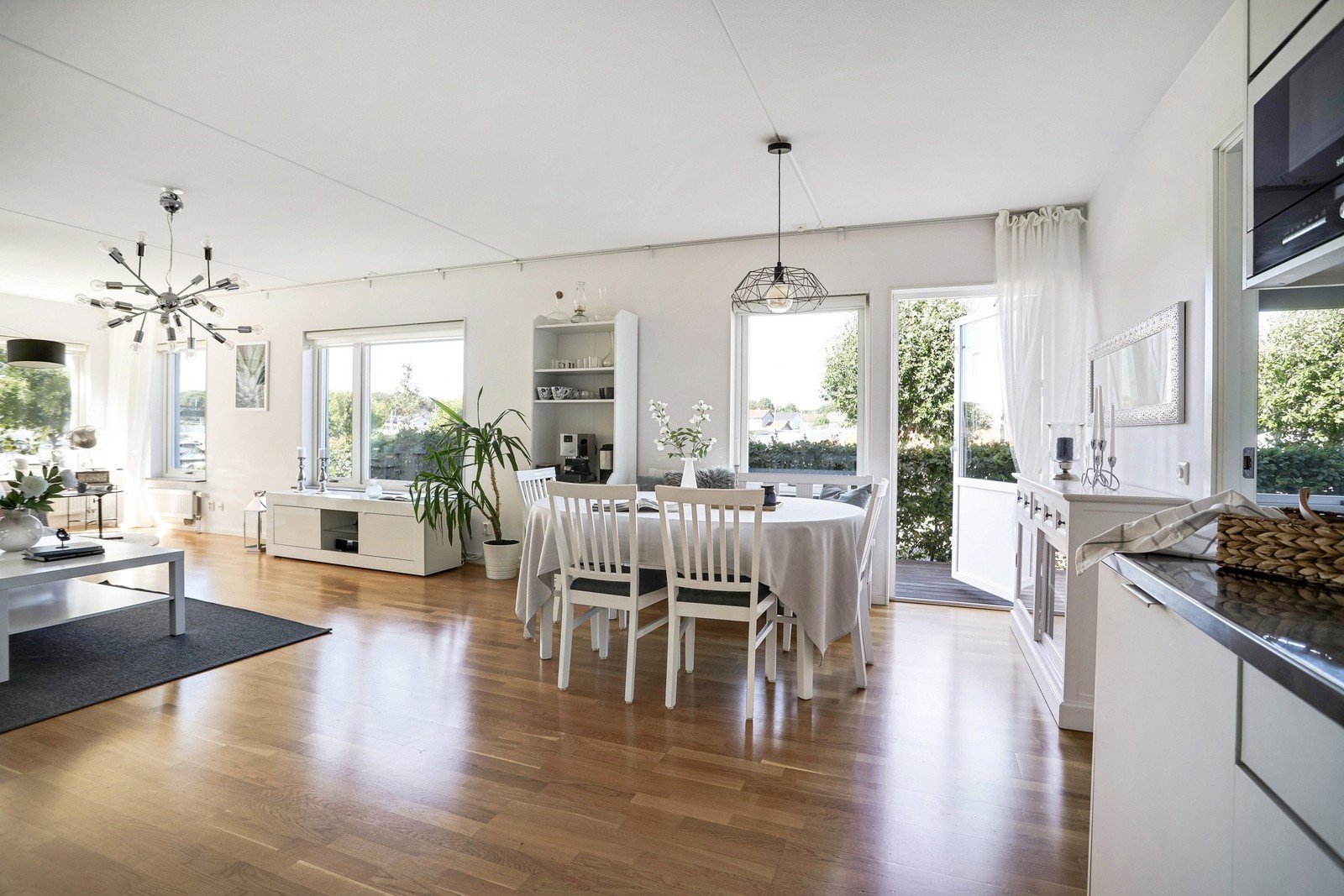 Här väntar en rymlig fyra med härligt ljusflöde