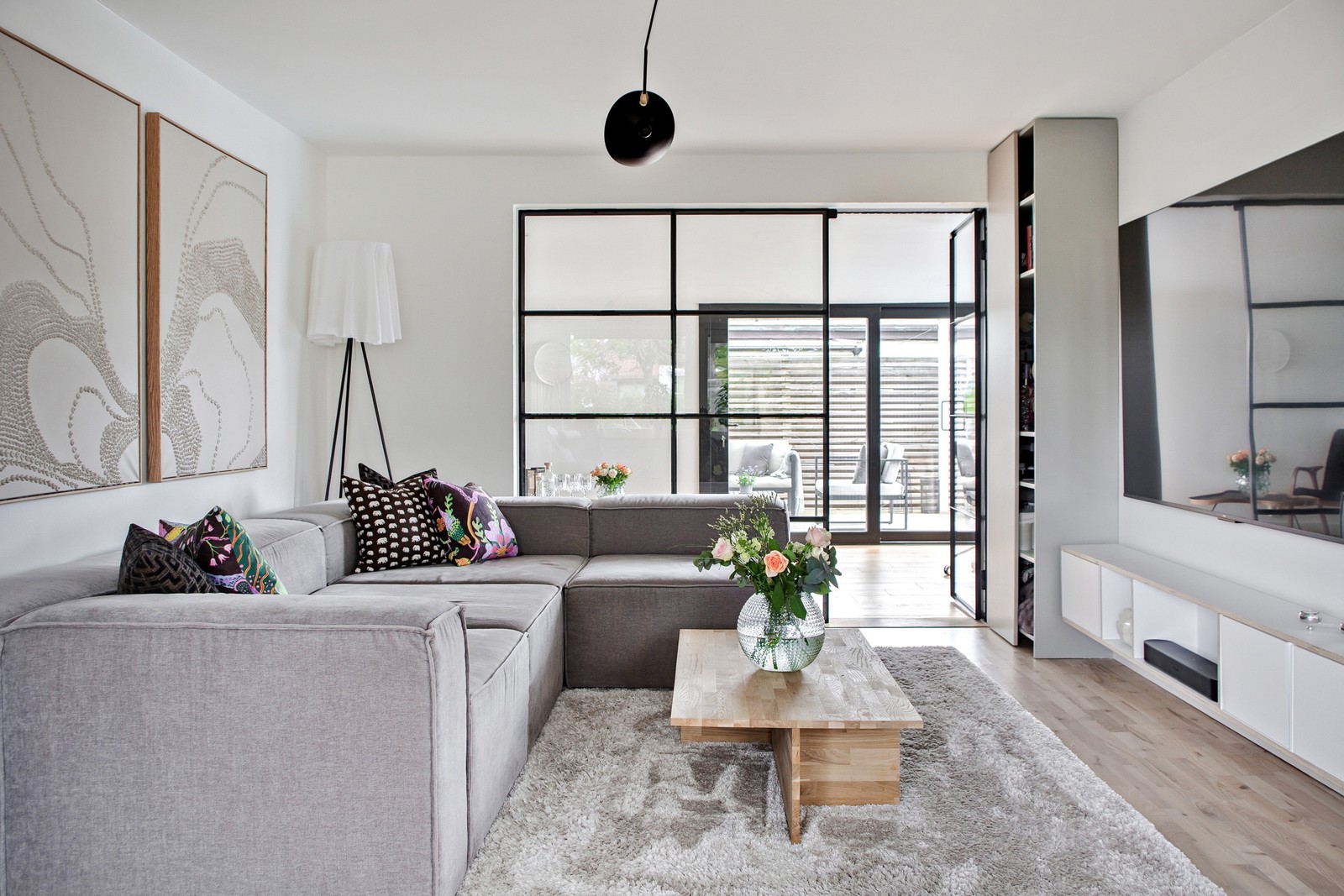 Vardagsrummet får in ljus från två väderstreck.