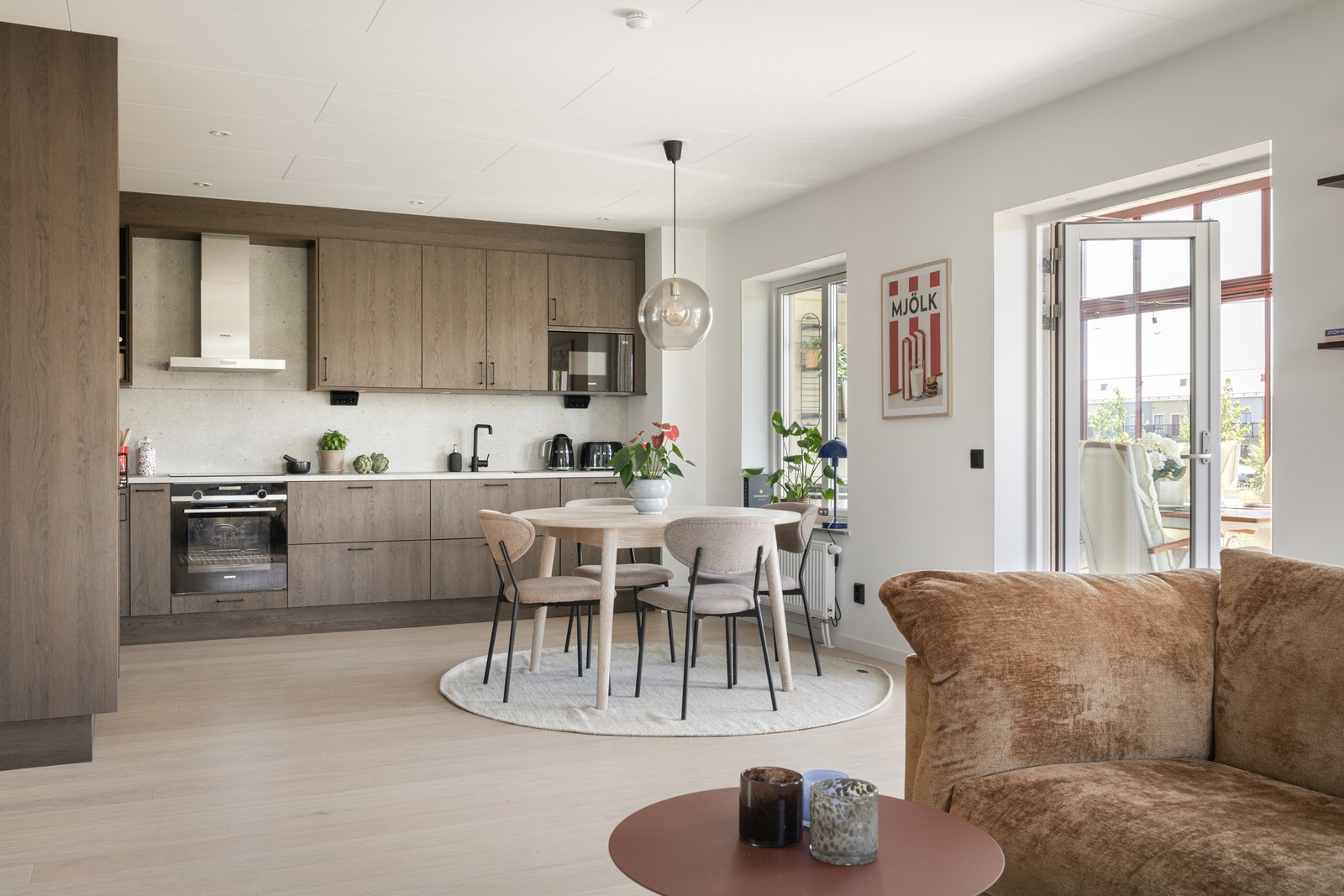 Välkomna till Katjavägen 31, en smakfullt inredd trea med hörnläge och kök från Marbodal som är utfo