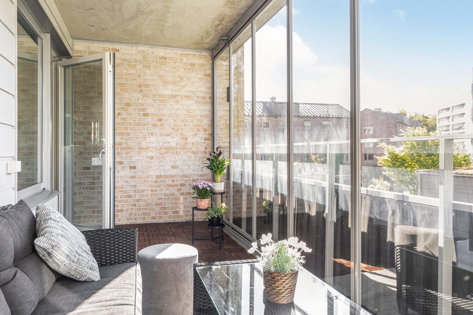 Välkommen till en bostad som har två inglasade balkonger