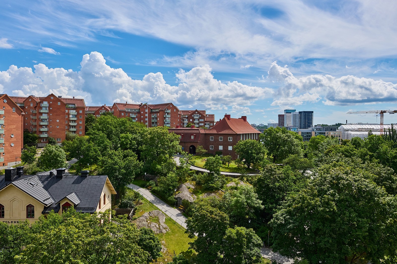Utsikt från lägenhetens uteplats (entré terrass)