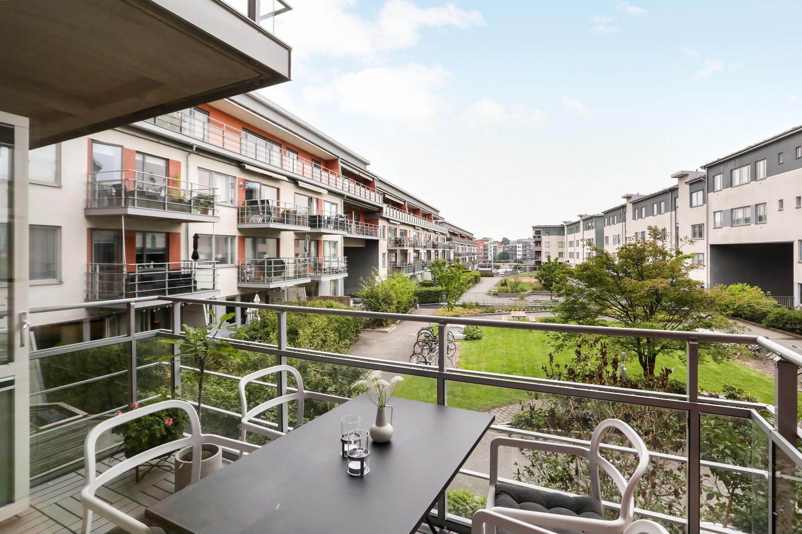 Stor härlig balkong ner mot vattnet