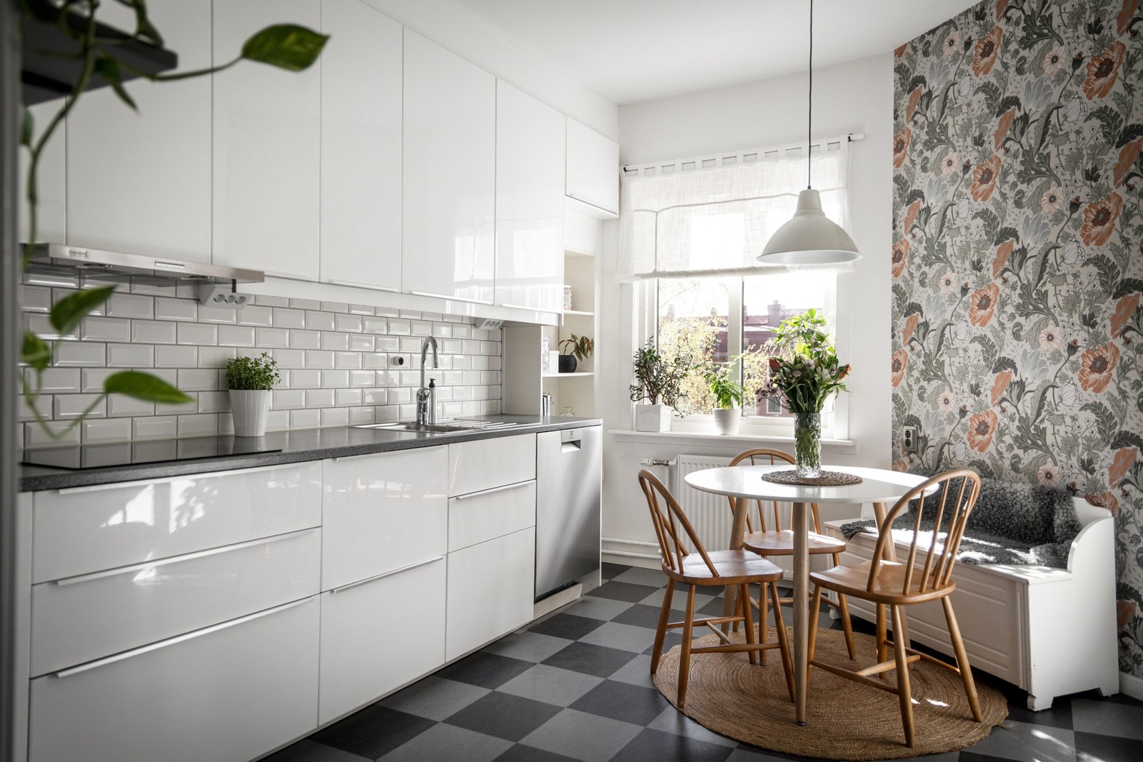 Välkomna till denna charmiga tvåa i Krokslätt