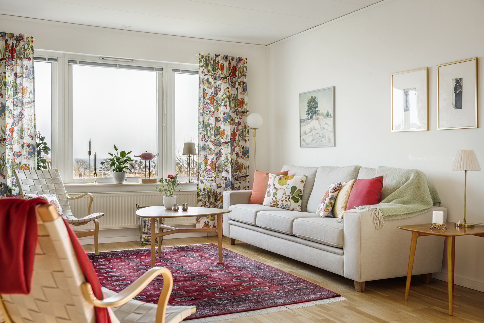 Vardagsrum med vyer mot havet