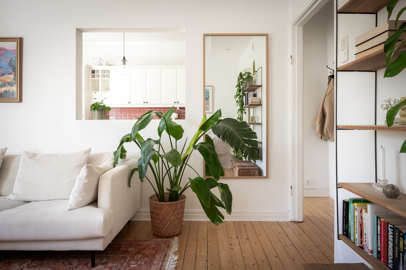 Unikt fönster mellan kök och vardagsrum