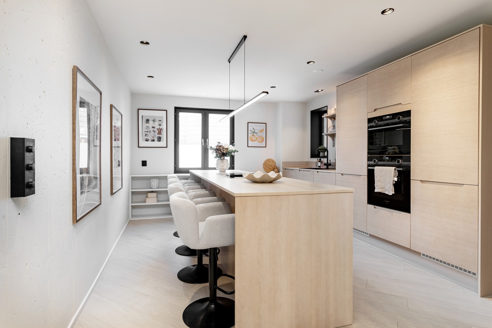 Läckert kök med generös köksö.