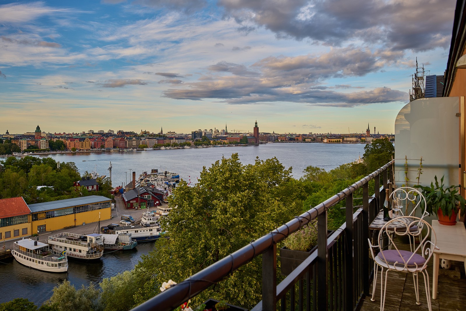 Utsikt mot Riddarfjärden, Stadshuset och Stockholms silhuett