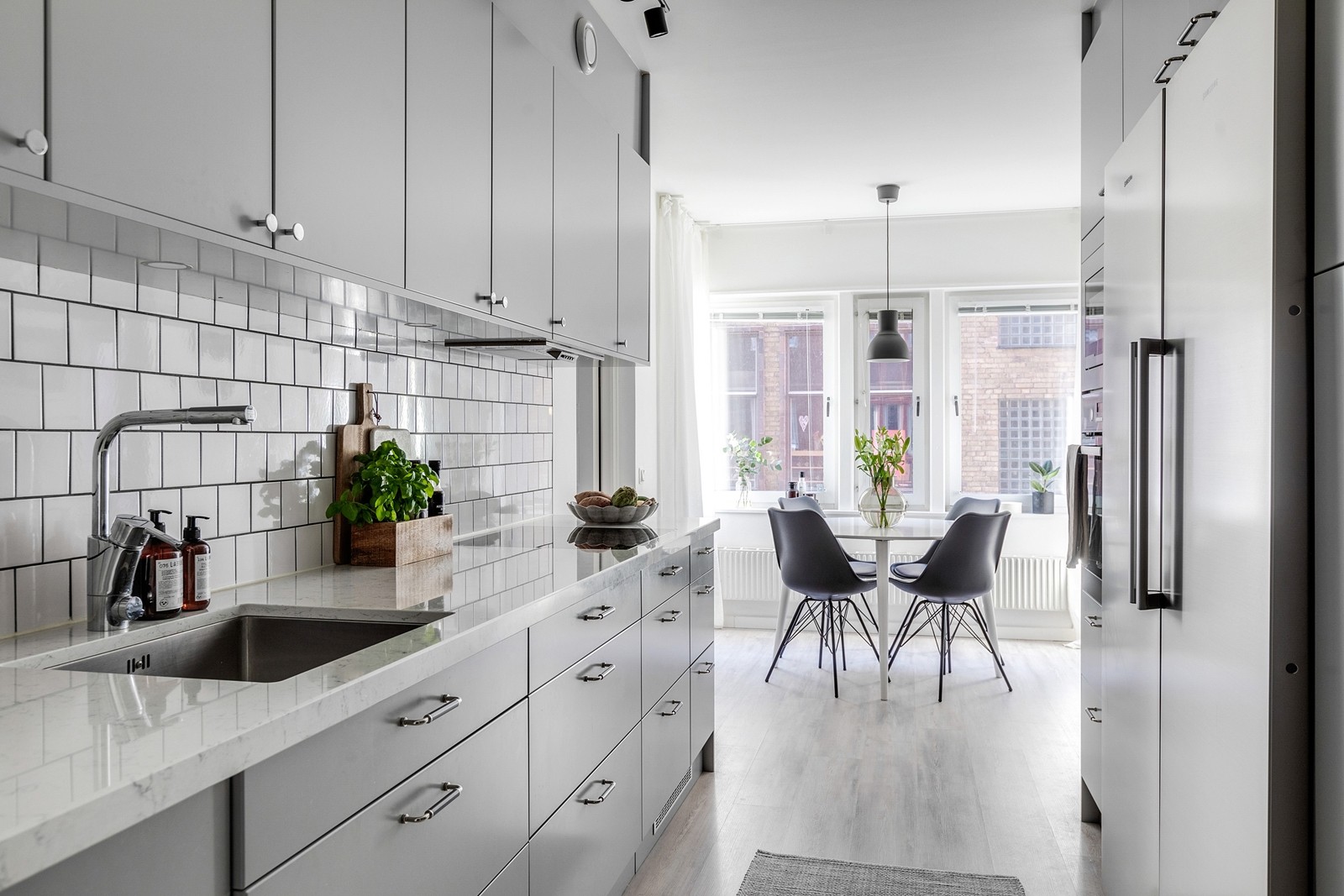 Smakfullt renoverat kök med matplats