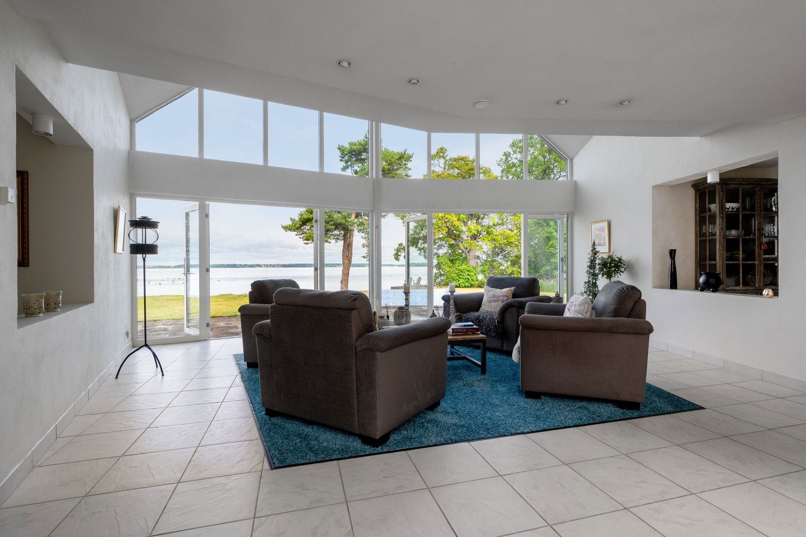 Vardagsrum. Här smälter rummen ihop i en ljus luftig miljö -generös takhöjd ger extra rymd.