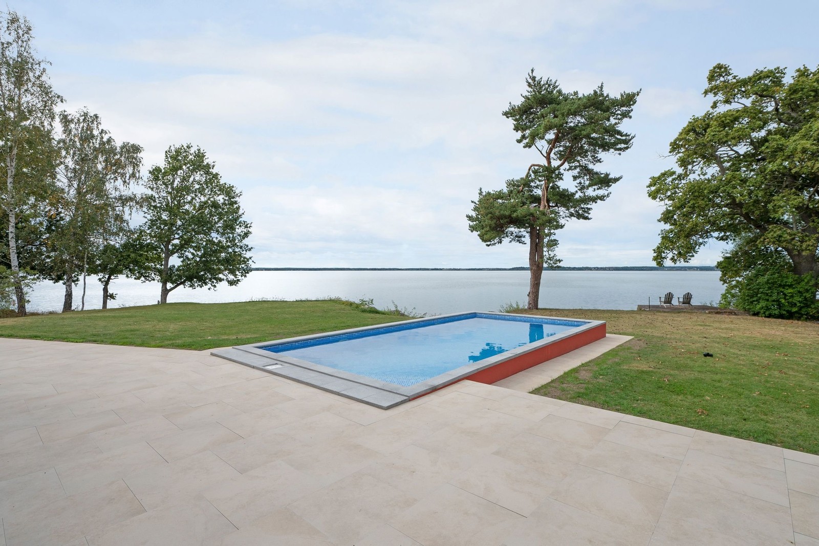 Längst fram vid sjön med utsikt mot Bergs slussar och med magiska solnedgångar.