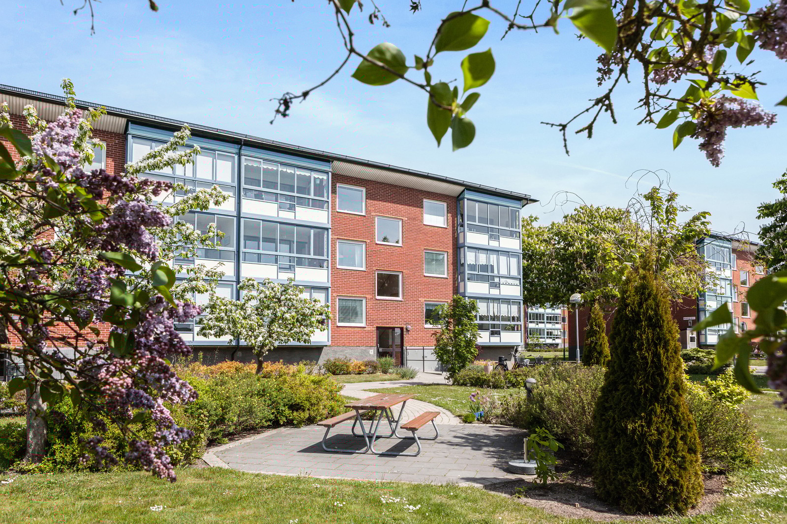 Välkomna till denna välskötta 3:a på första våningen