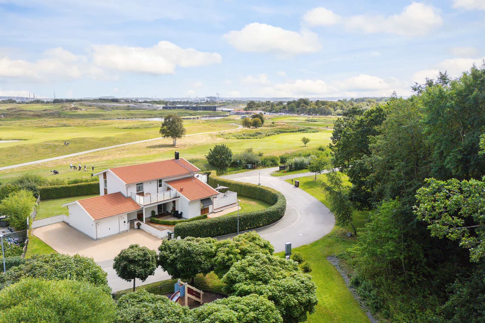 Fantastiskt fint läge på första parkett vid golfbanan