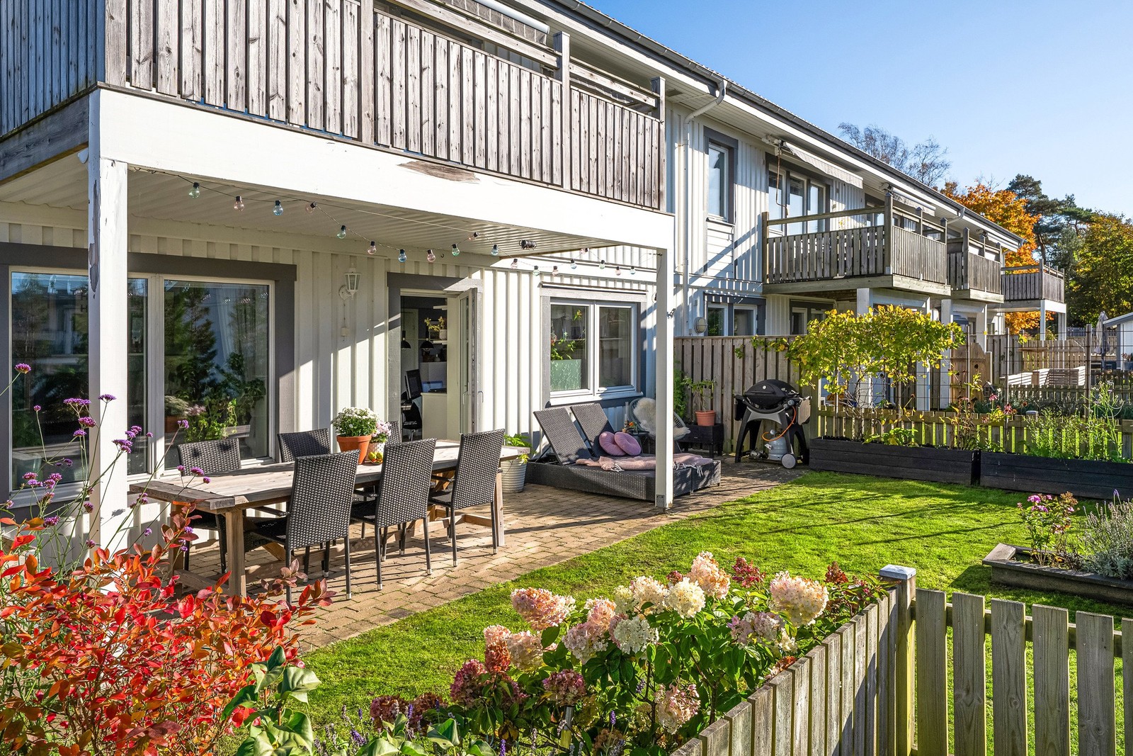 Stor uteplats med härlig eftermiddags- och kvällssol