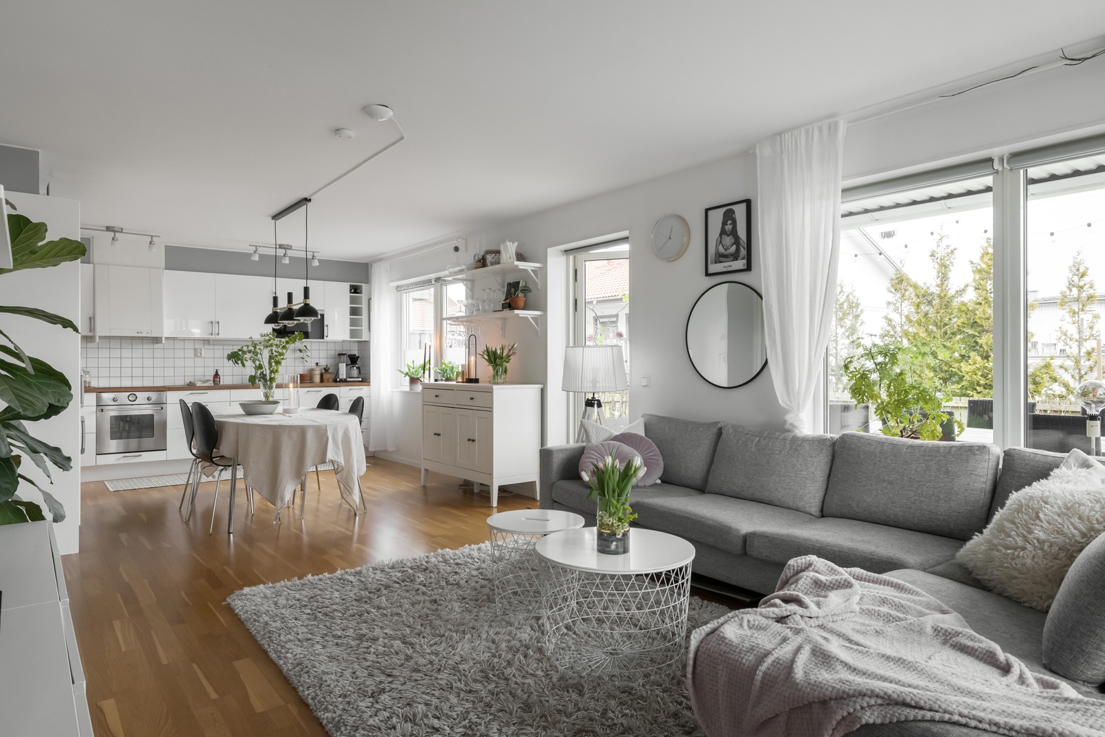 Flera och stora fönster låter ljuset flöda in