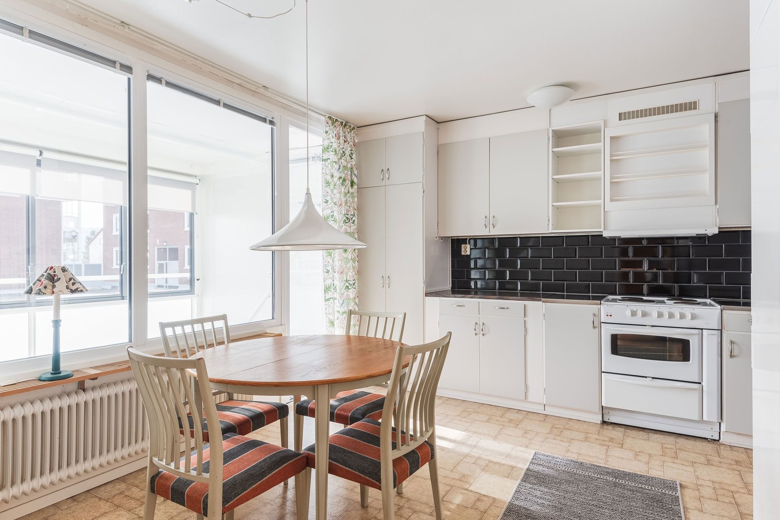 Kök med utgång till inglasad balkong i fint solläge.