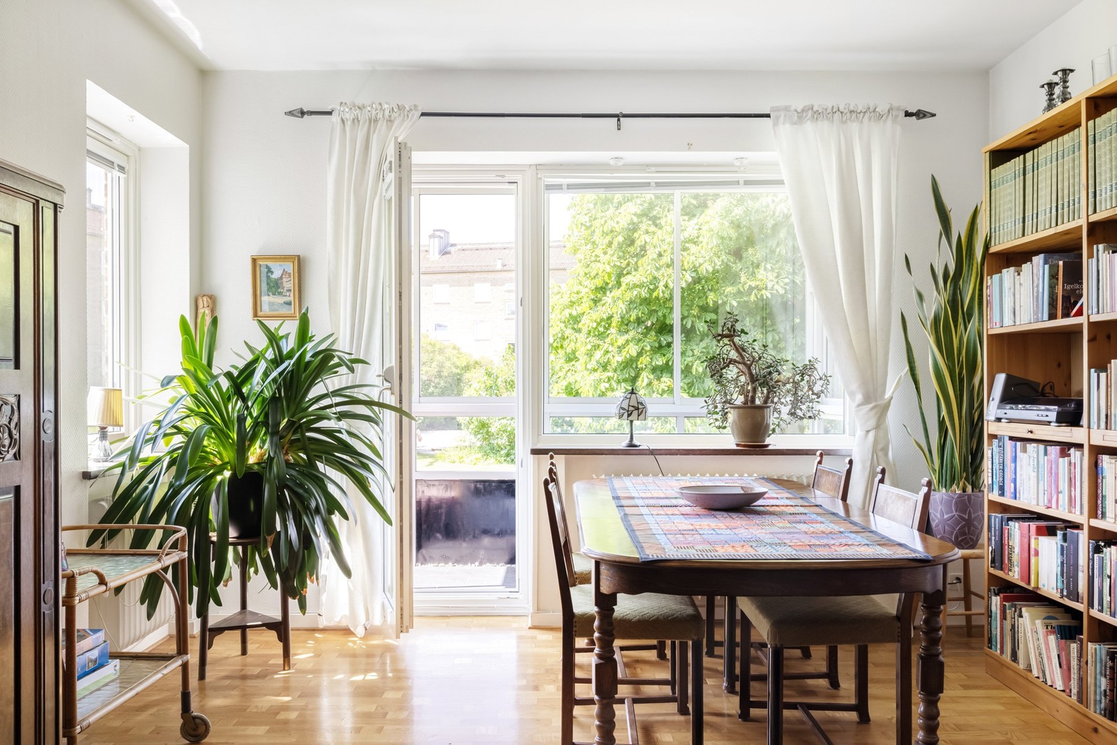 Stora fönsterpartier i väster