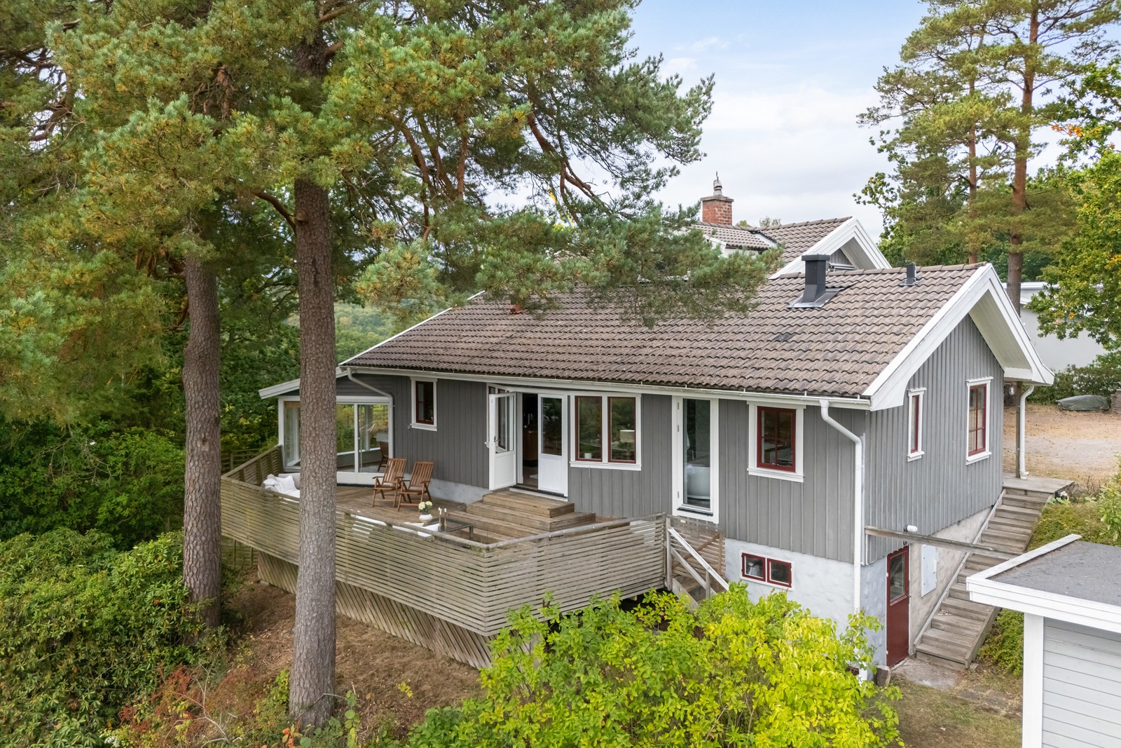 Välkommen till Gökvägen 4. Huset ligger vackert inbäddat av skog och natur